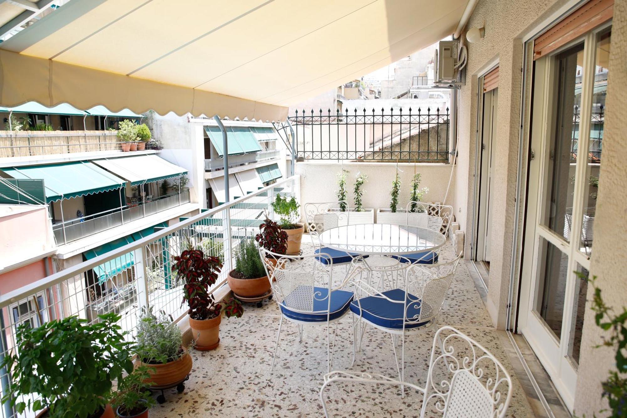 Chic 4th Floor Apt, Large Balcony, Cinema View * Athene