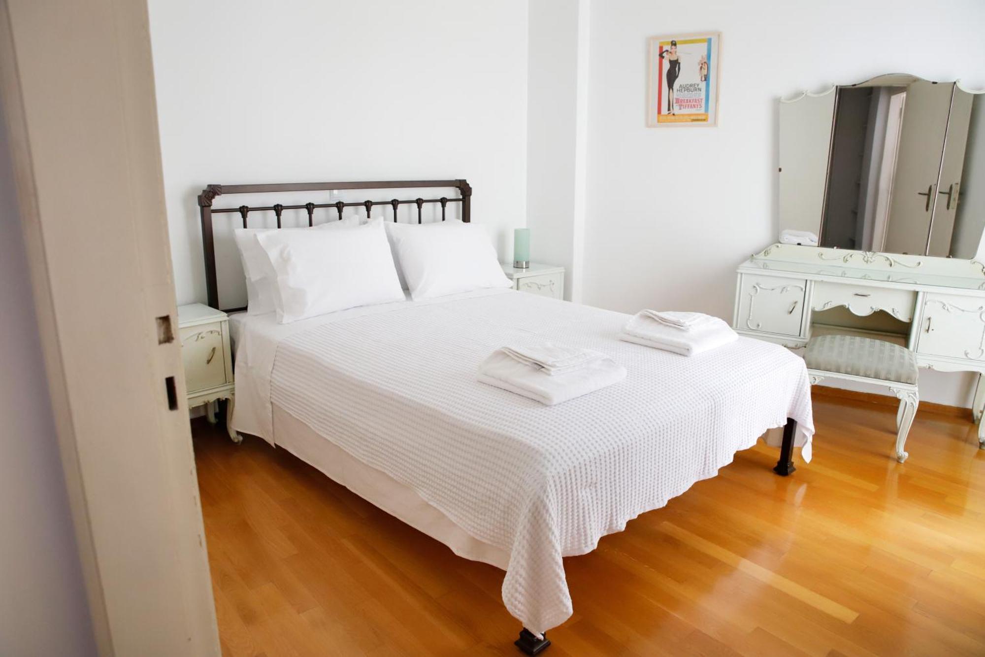 Chic 4th Floor Apt, Large Balcony, Cinema View *