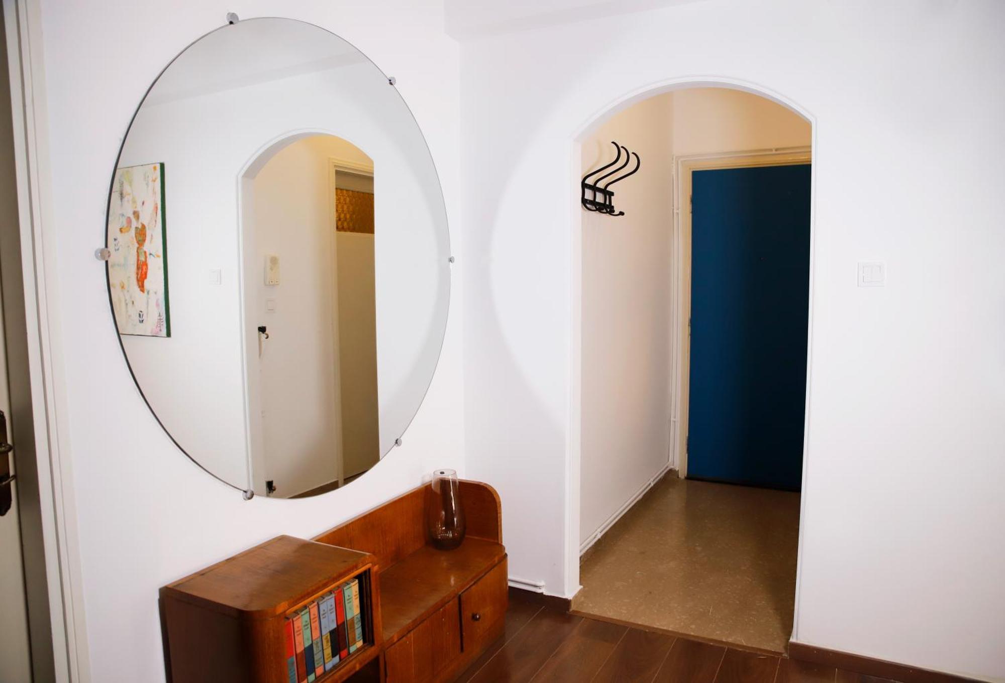 Chic 4th Floor Apt, Large Balcony, Cinema View