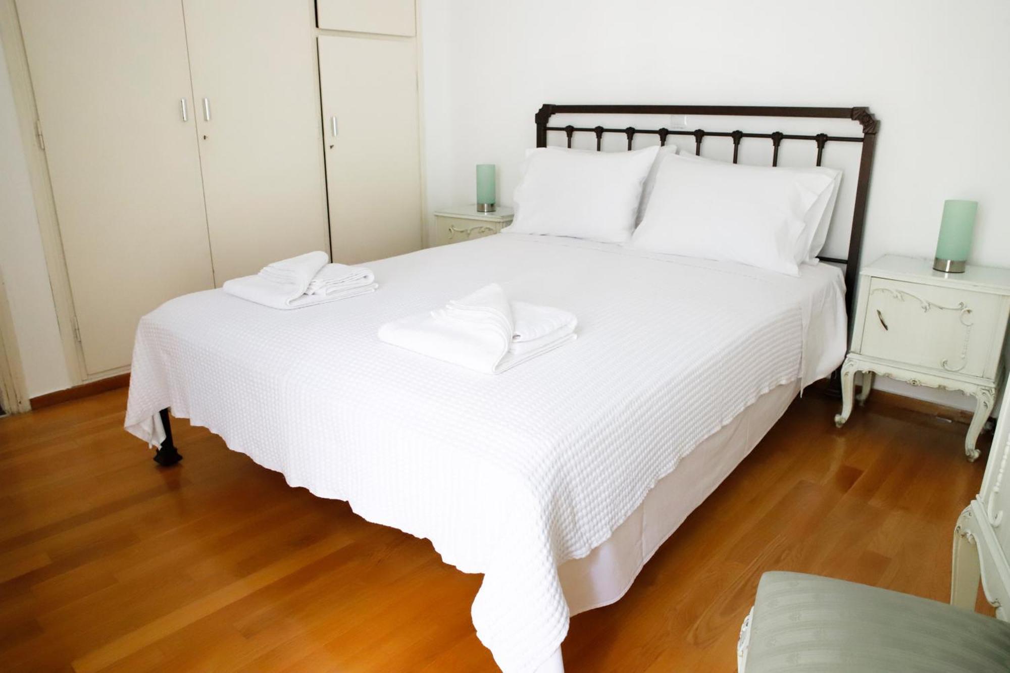 Chic 4th Floor Apt, Large Balcony, Cinema View *