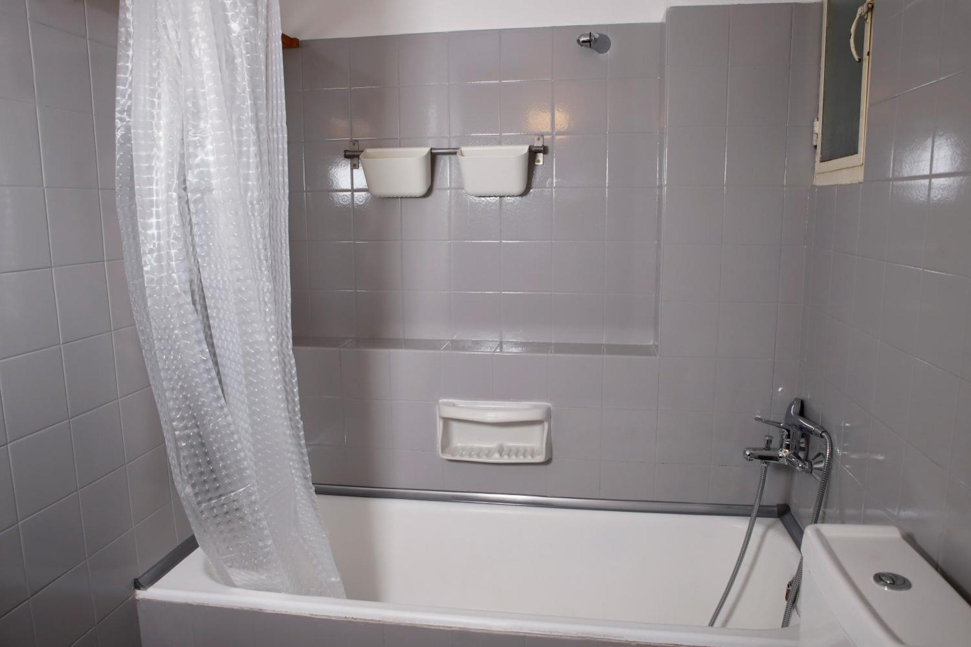 Chic 4th Floor Apt, Large Balcony, Cinema View * Athènes