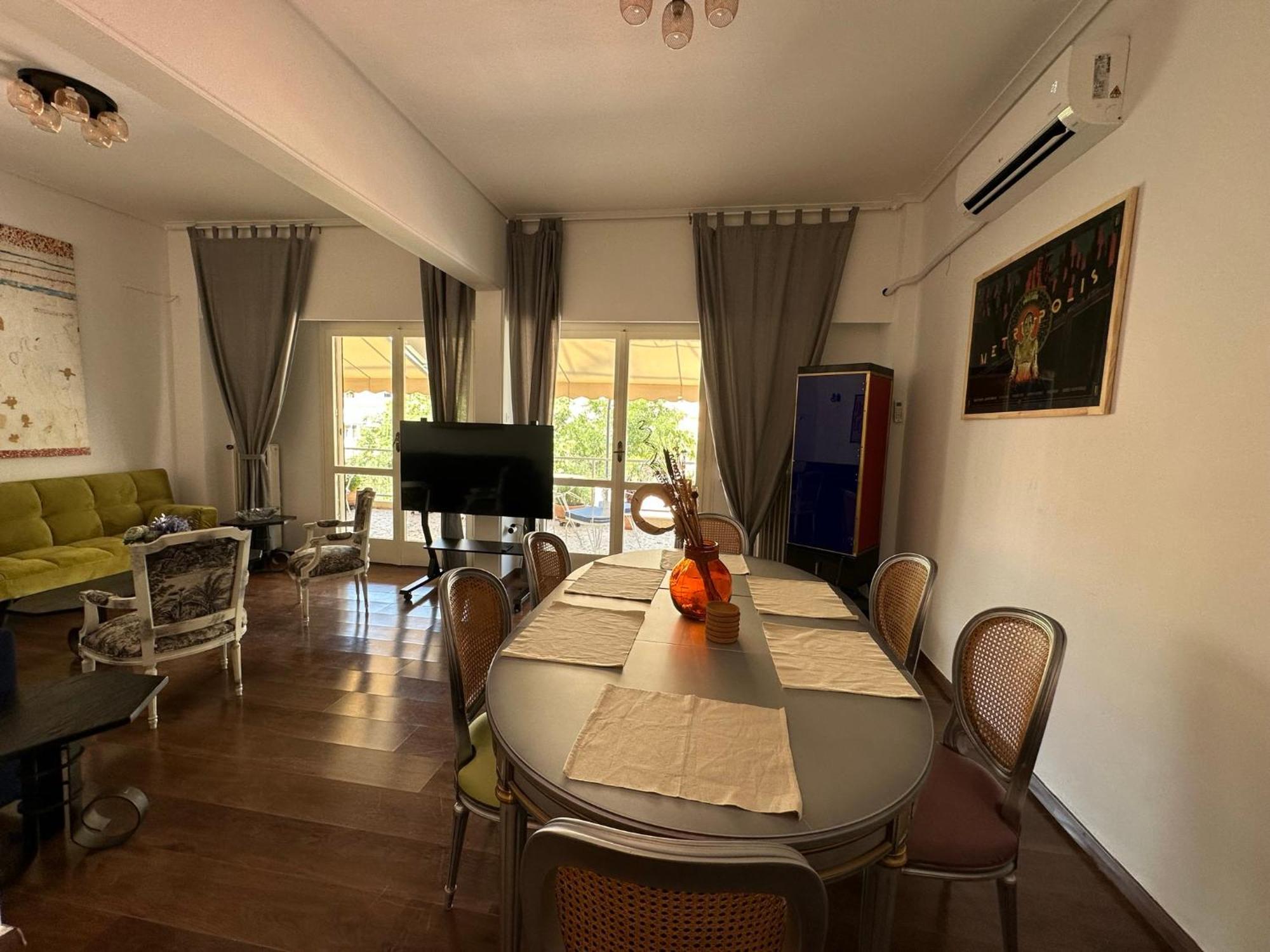 Chic 4th Floor Apt, Large Balcony, Cinema View Appartement Athènes